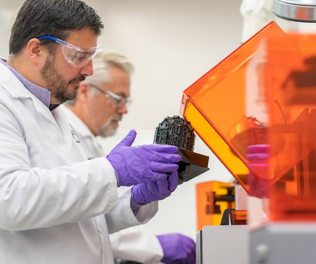 Cientifico utiliza una impresora 3D