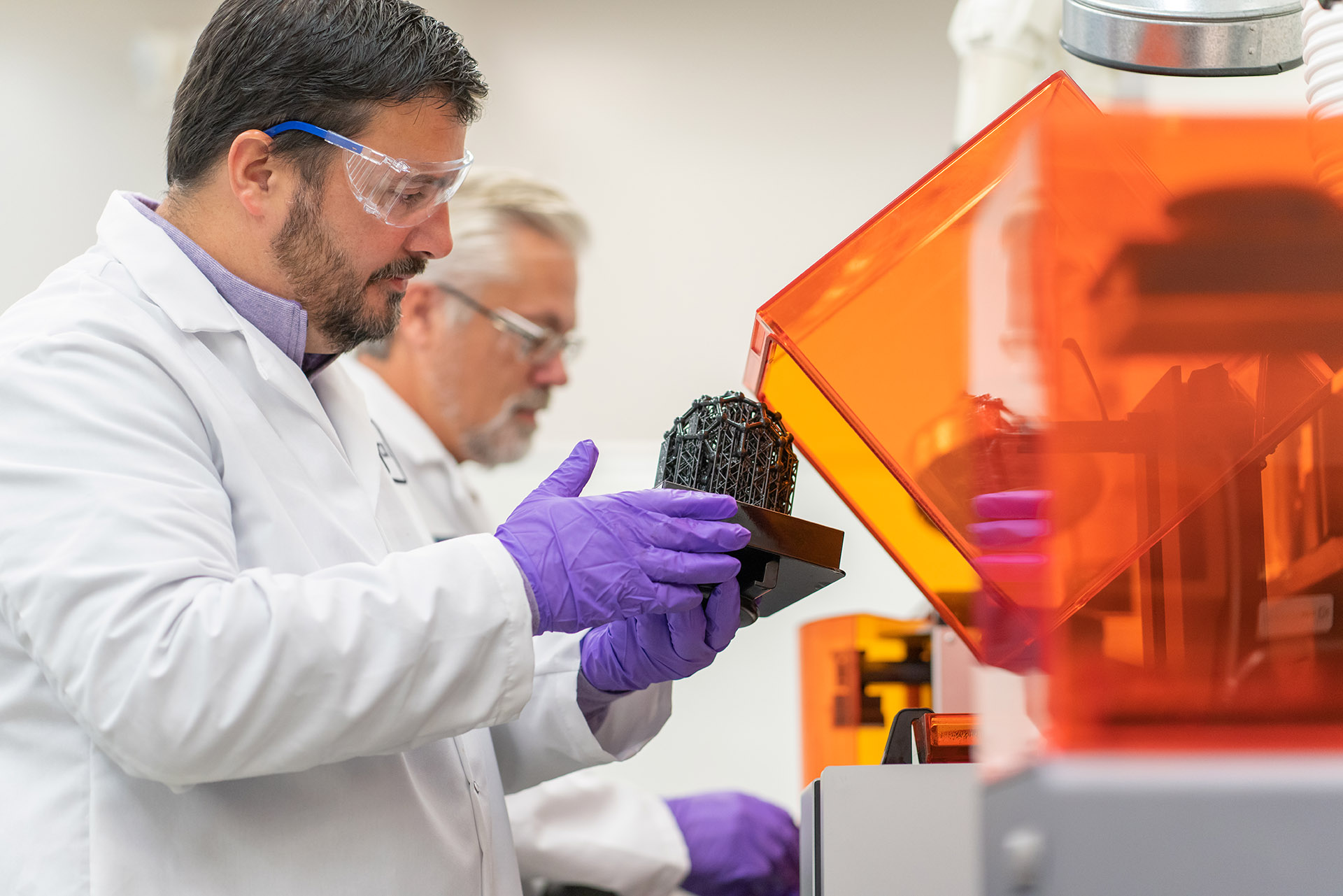 Cientifico utiliza una impresora 3D